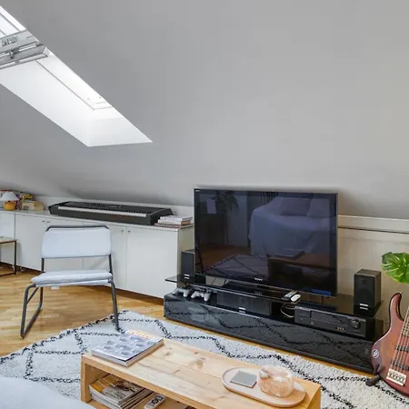 Cozy Hideaway In The Hearth Of Apartment